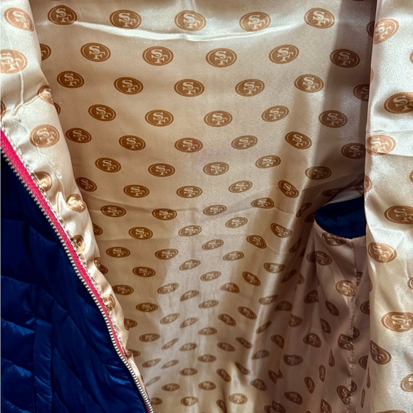 San Francisco 49ers Women’s Hooded Puffer Vest – Black & Red - Picture 4 of 6